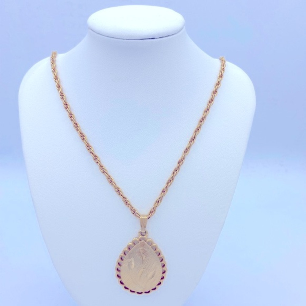 Vintage Gold Plated 24”Necklace With Textured Cut Etched Leaf Design Pendant